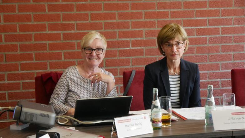 Frau begrüßt Anwesende zum Jubiläum