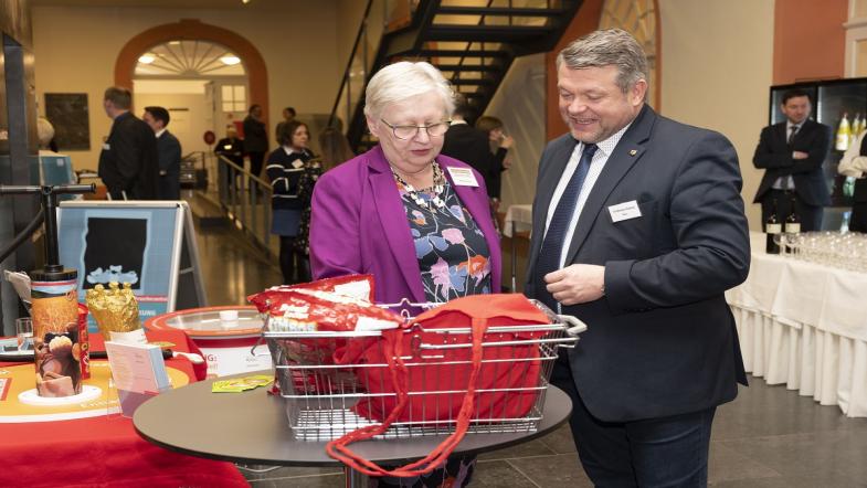 Mann und Frau an einem Infostand.