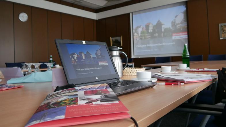 Tisch mit laptop und Pressemappe. 