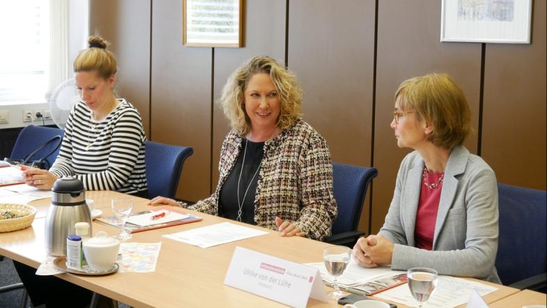 Landrätin Bettina Dickes stellt die Verbraucherzentrale vor. 