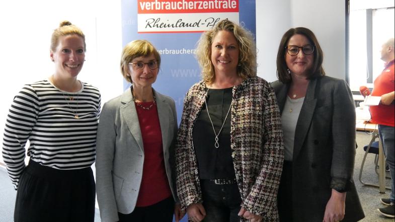 Mitarbeiterinnen der Verbarucherzentarle und die Landrätin Bettina Dickes.
