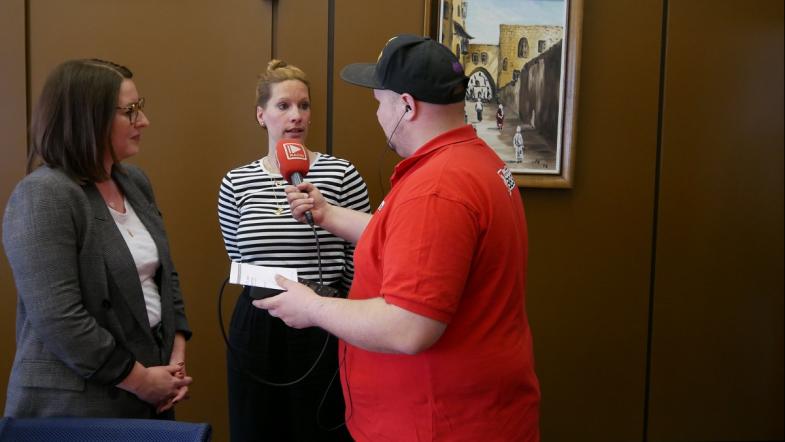 Be´raterin Miriam raic im Interview mit einem Radiosender.