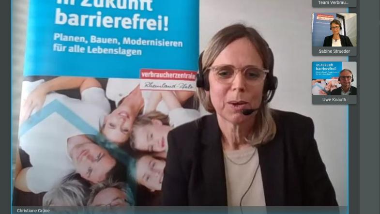 Frau sitzt mit Kopfhörer vor dem Computer und spricht.