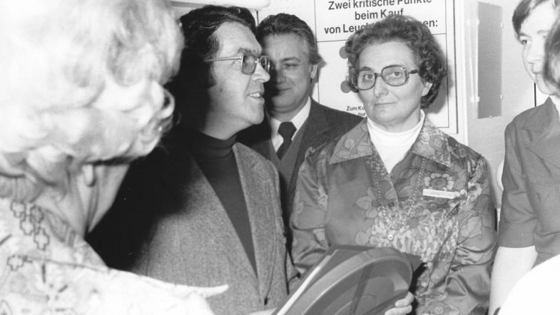 Viele Menschen in einem Raum.
