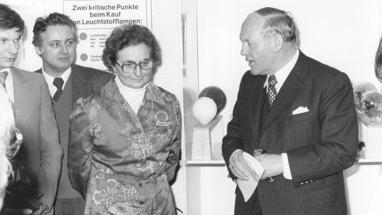 EIn Mann spricht mit einer Frau.