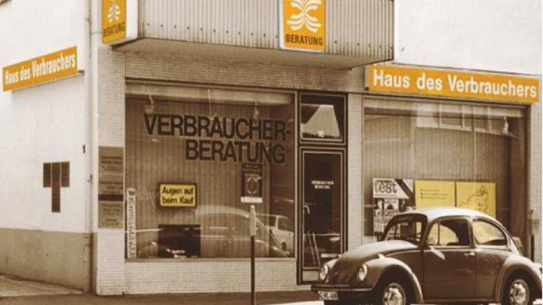 Ein altes Bild von einem Haus. Davor steht ein Auto.