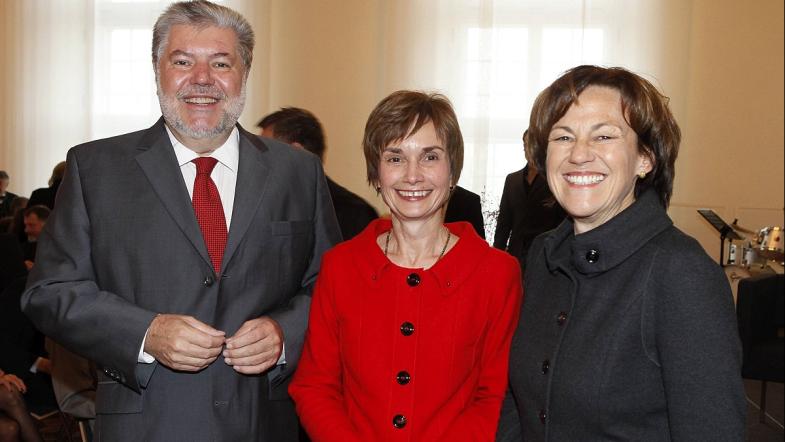 Drei Menschen lachen in die Kamera