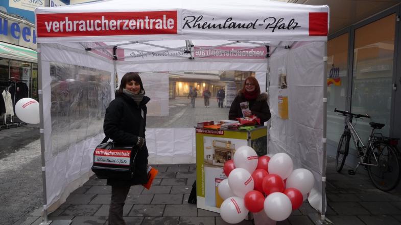 Ein Straßenstand mit Zelt und Luftballons.