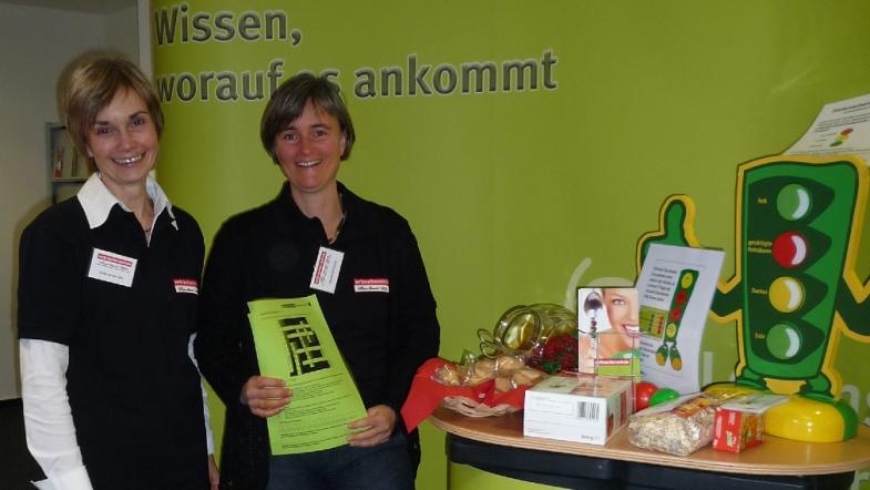 Zwei Frauen lachen in die Kamera.