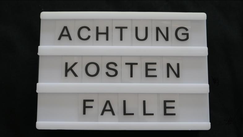 Eine Leuchtbox mit dem Text: Achtung Kostenfalle