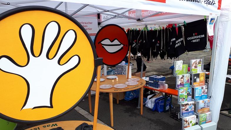 Ein Messestand mit bunten Prospekten und Mit-Mach-Spielen.