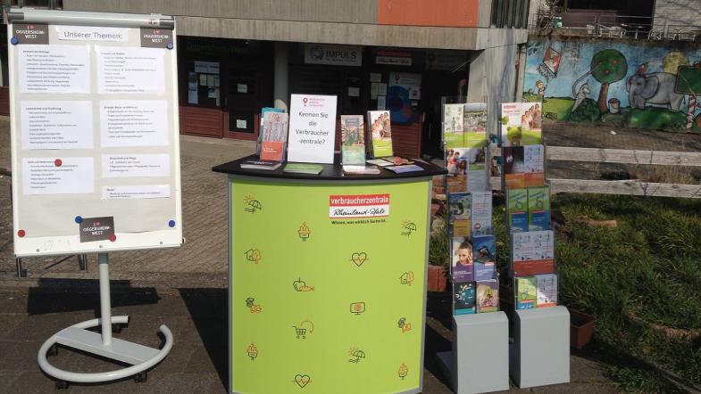 Ein Informationsstand mit vielen Prospekten und Flyern.