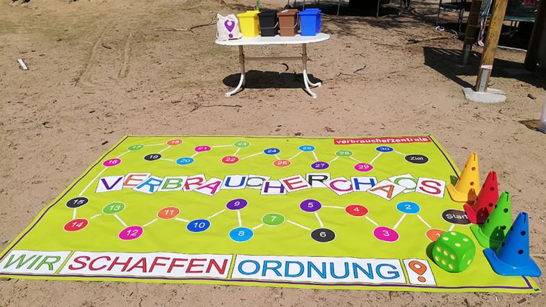 Ein gr0ßes Spielbrett auf dem Bürgersteig.
