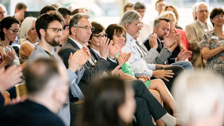 Ein Saal voller Menschen.