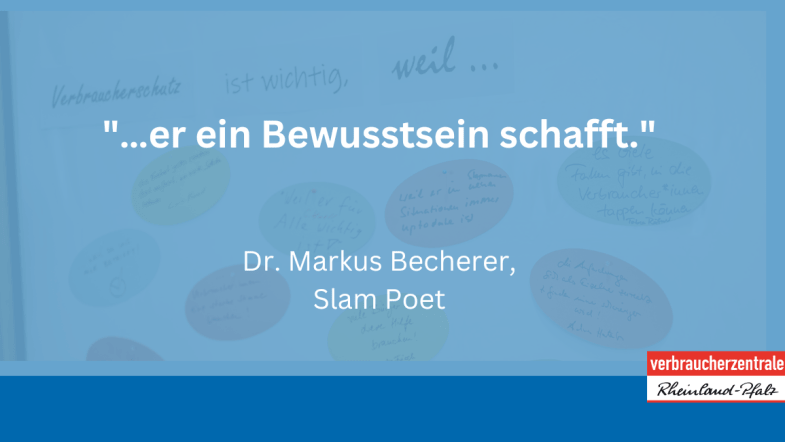 Eine blaue Folie mit einem Zitat in weißer Schrift.