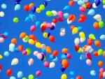 Lauter Luftballons, die in den Himmel aufsteigen.