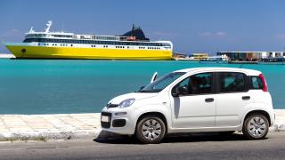Mietwagen vor Fährschiff am Meer
