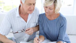 Ein Paar prüft die Rechung