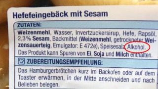 Zutatenliste einer Burger-Brötchen-Verpackung mit eingekreistem Wort "Alkohol".