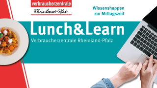 Ein Teller Nudeln und ein Laptop sind zu sehen.