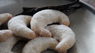 Ein Teller mit Vanillekipferl