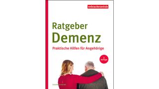 Junge Frau schützt älteren Mann