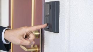 Ein Finger drückt eine Türklingel.