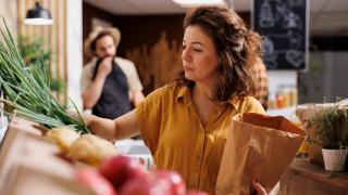 Frau beim Einkaufen im Supermarkt