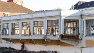 Ein halbzerstörtes Haus an einem Fluss.