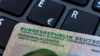 Foto: Personalausweis, der auf einer Tastatur liegt