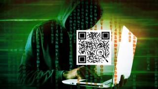 Unbekannte Person mit Laptop in der Hand und üebr der Tastatur schwebt ein QR-Code. Der Hintergrund ist dunkelgrün mit Codereihen.. 