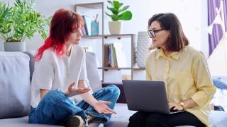 Eine Jugendliche sitzt bei einer Therapeutin.