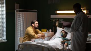 Schmuckbild: Mann sitzt am Krankenhausbett seiner Ehegattin