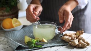 Frau bereitet einen Ingwertee vor.