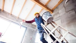 Mann auf Leiter fällt runter.