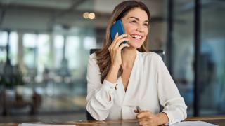 Frau mit Handy am Ohr