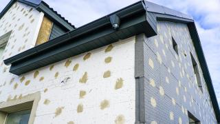 An einer Hausfassade sind Wärmedämmungsplatten angebracht