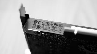 Zahlreiche Siegel auf einem elektronischen Gerät