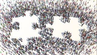 Viele Menschen, die von oben gesehen zusammen zwei Puzzleteile ergeben