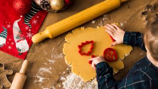 Kind backt Plätzchen