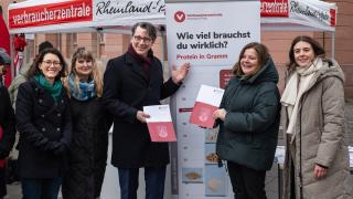 Personen vor einem Info-Stand