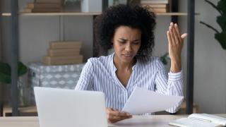 Eine Frau hält einen Brief in der Hand