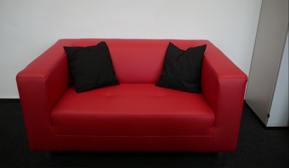Ein rotes Sofa.