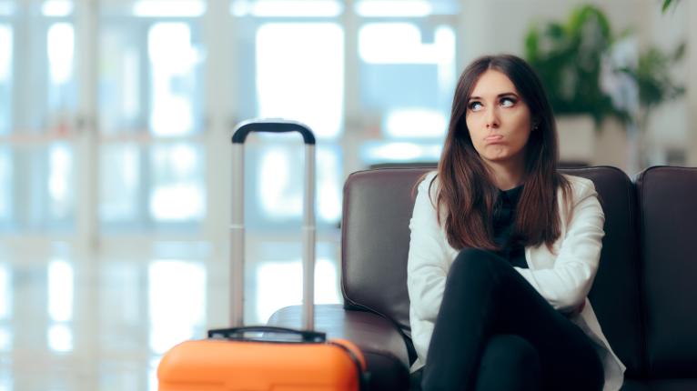 Frau wartet am Flughafen