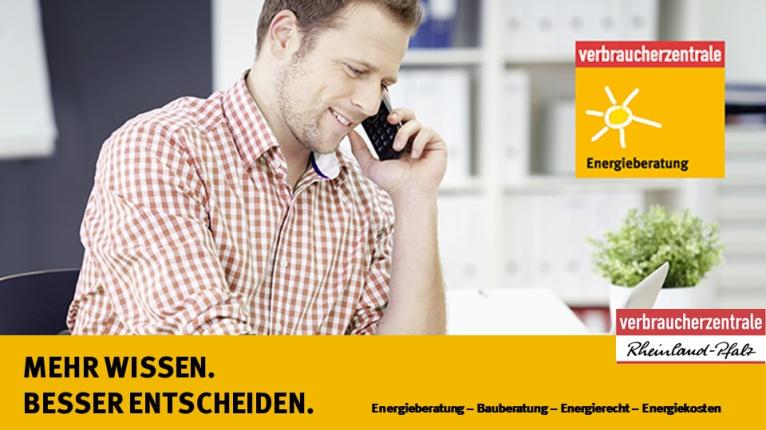 Verbraucher sitzt vor Notebook und hält ein Telefon am Ohr