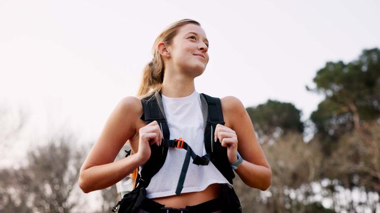 Junge Frau mit Wanderrucksack.