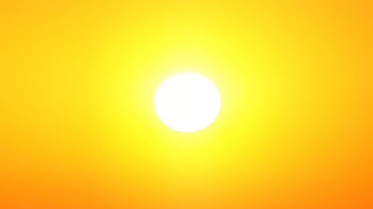 Helle, strahlende Sonne am wolkenlosen Himmel als Symbol für Hitze und Klimawandel.